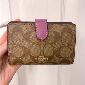 Coach Women's Corner Zip Leather Wallet